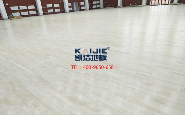 專業(yè)籃球館木地板怎么翻新？籃球木地板翻新多少錢——?jiǎng)P潔地板