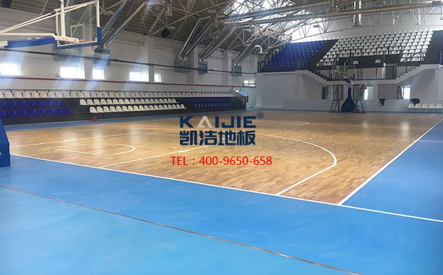如果購買的體育木地板有色差，說明是實(shí)木地板——?jiǎng)P潔地板