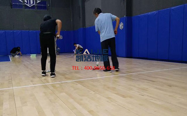 專(zhuān)業(yè)體育木地板廠家建議：籃球館應(yīng)該安裝籃球木地板——?jiǎng)P潔地板