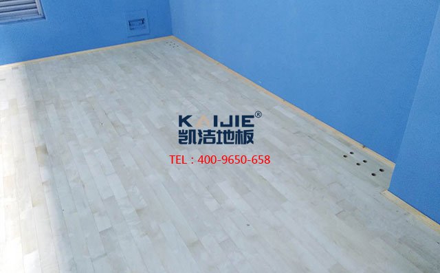 專業(yè)的體育運(yùn)動(dòng)木地板要具備這三大功能——?jiǎng)P潔地板
